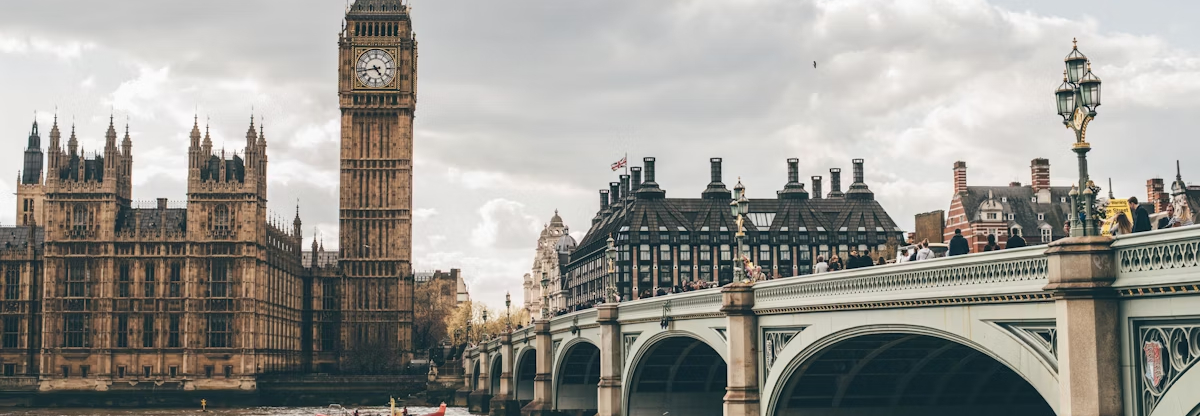 Cidade iluminada à noite
